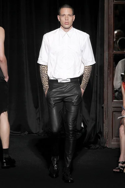 Look 19